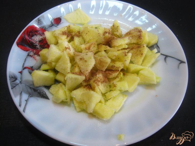 Фото приготовление рецепта: Оладьи с яблоками и корицей шаг №4