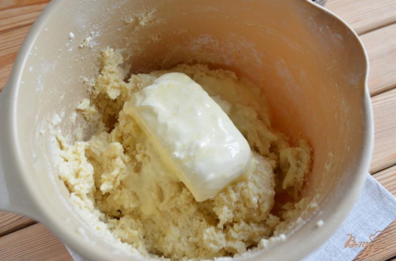 Фото приготовление рецепта: Творожный кекс со смородиной шаг №5