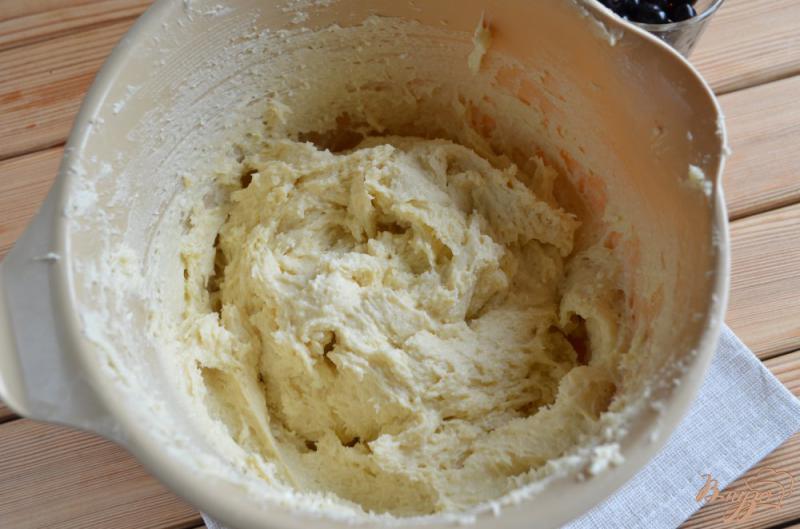 Фото приготовление рецепта: Творожный кекс со смородиной шаг №6
