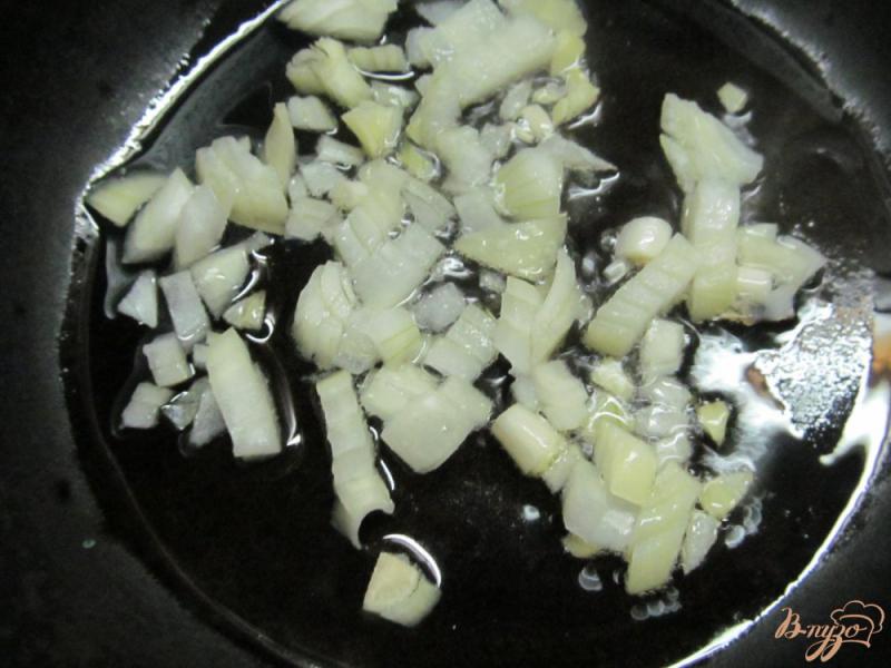 Фото приготовление рецепта: Жареный картофель с фаршем под йогуртом шаг №1