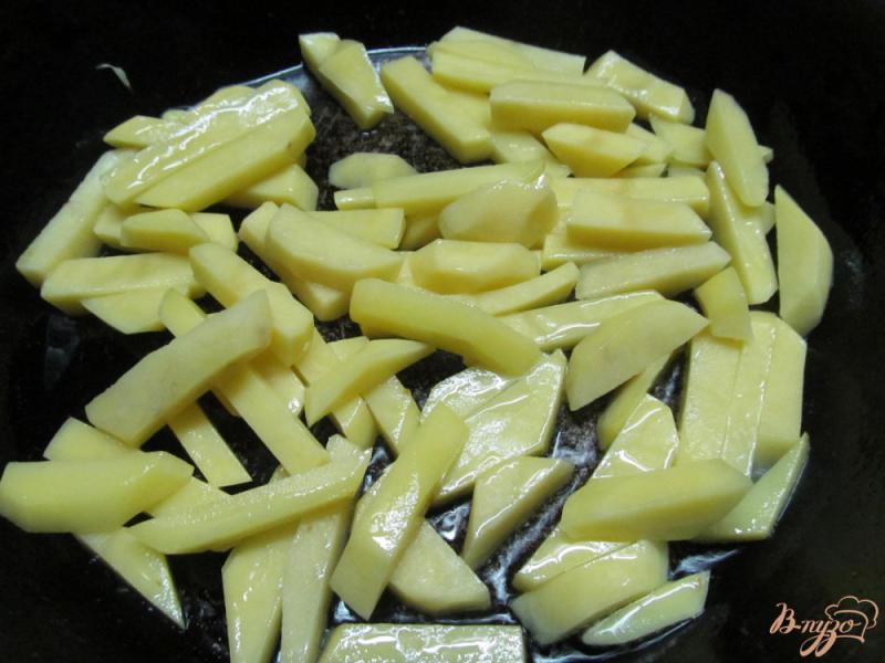 Фото приготовление рецепта: Жареный картофель с фаршем под йогуртом шаг №4