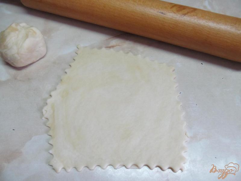 Фото приготовление рецепта: Сарделька в тесте с сыром шаг №3
