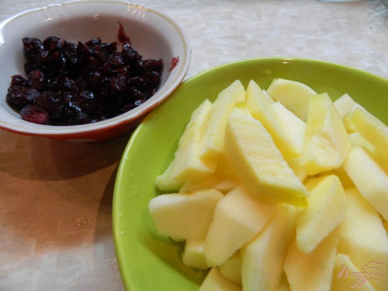 Фото приготовление рецепта: Каша рисовая с яблоками и сушеной клюквой шаг №2