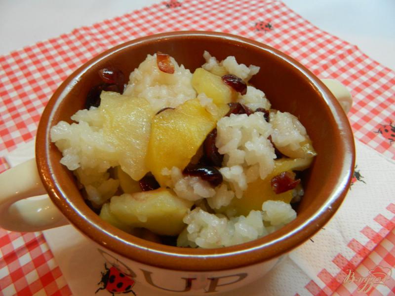 Фото приготовление рецепта: Каша рисовая с яблоками и сушеной клюквой шаг №7