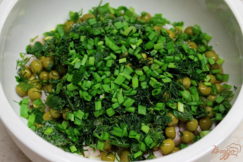 Фото приготовление рецепта: Салат с ветчиной и зеленым горошком шаг №4