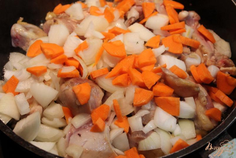 Фото приготовление рецепта: Курятина с картофелем, кабачком и перцем шаг №2