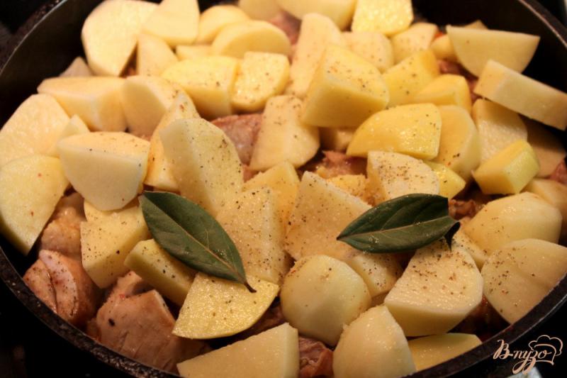 Фото приготовление рецепта: Курятина с картофелем, кабачком и перцем шаг №3