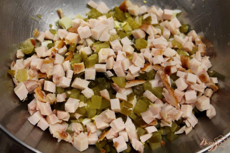Фото приготовление рецепта: Салат с ветчиной, горошком и маринованным луком шаг №4