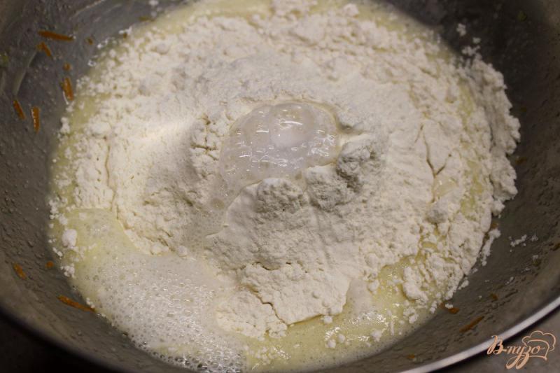 Фото приготовление рецепта: Пирог с апельсиновой цедрой, изюмом и пряностями шаг №4