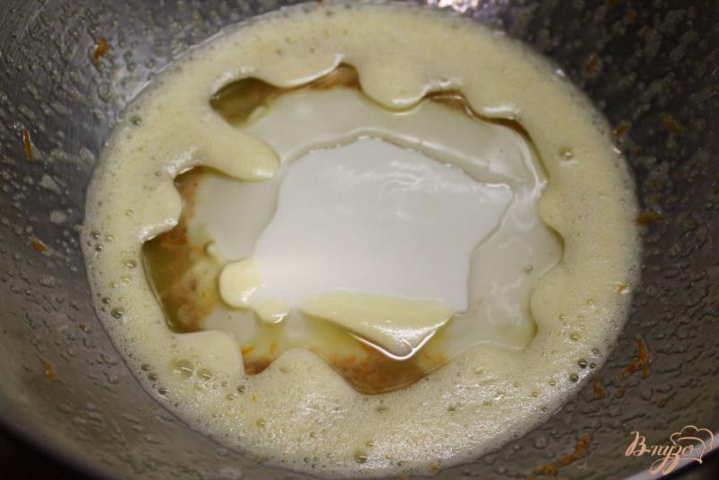 Фото приготовление рецепта: Пирог с апельсиновой цедрой, изюмом и пряностями шаг №3