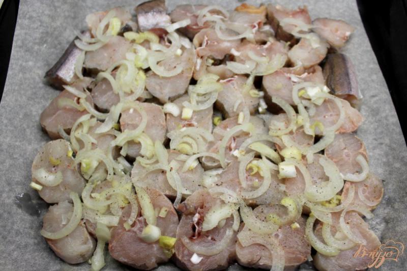 Фото приготовление рецепта: Хек с луком и йогуртом запеченный в духовке шаг №2