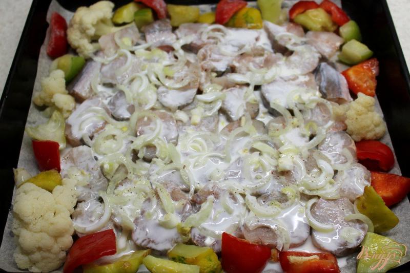 Фото приготовление рецепта: Хек с луком и йогуртом запеченный в духовке шаг №4