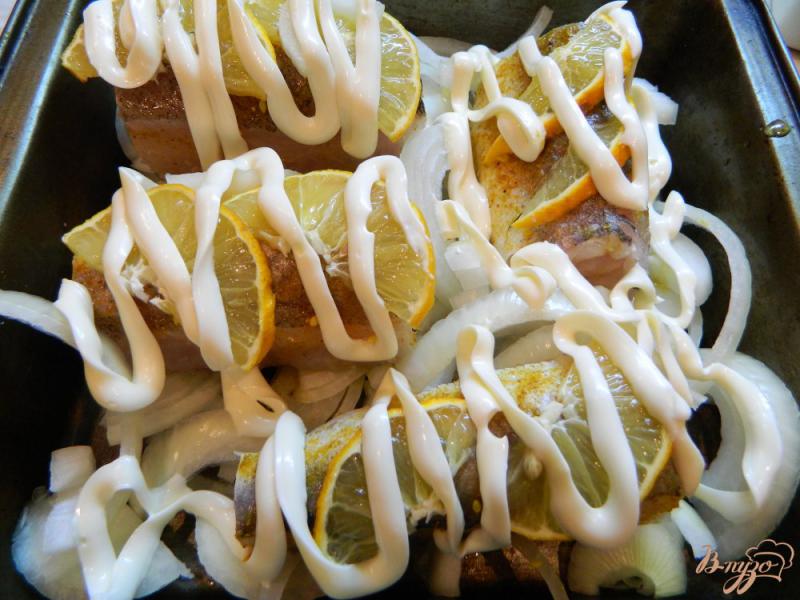 Фото приготовление рецепта: Хек запеченный в духовке с лимоном шаг №4