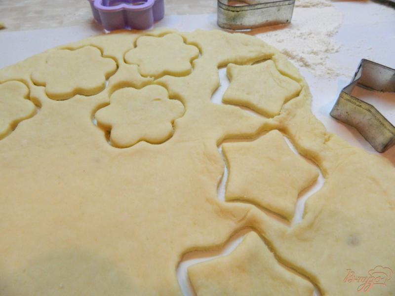 Фото приготовление рецепта: Фигурное печенье с кремовой и ягодной прослойкой шаг №4