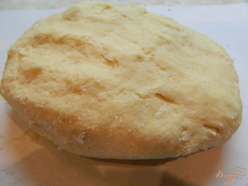Фото приготовление рецепта: Фигурное печенье с кремовой и ягодной прослойкой шаг №3