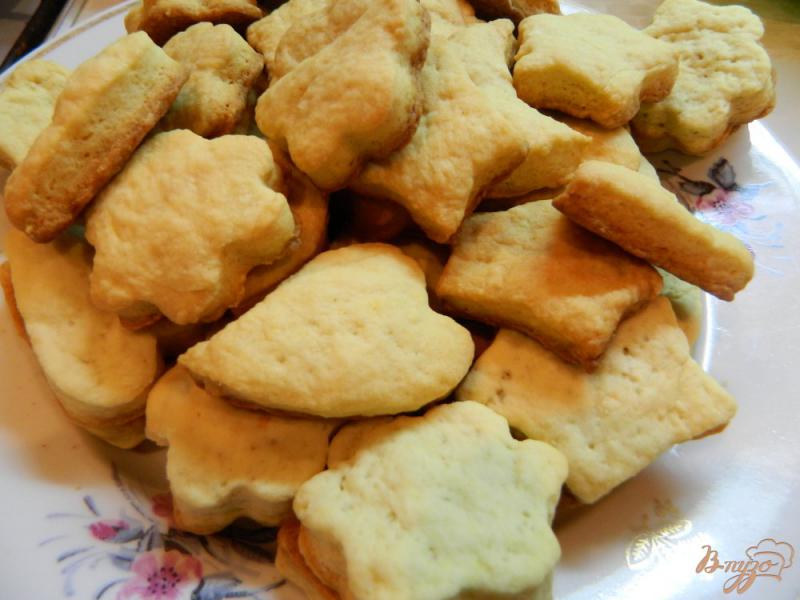 Фото приготовление рецепта: Фигурное печенье с кремовой и ягодной прослойкой шаг №11
