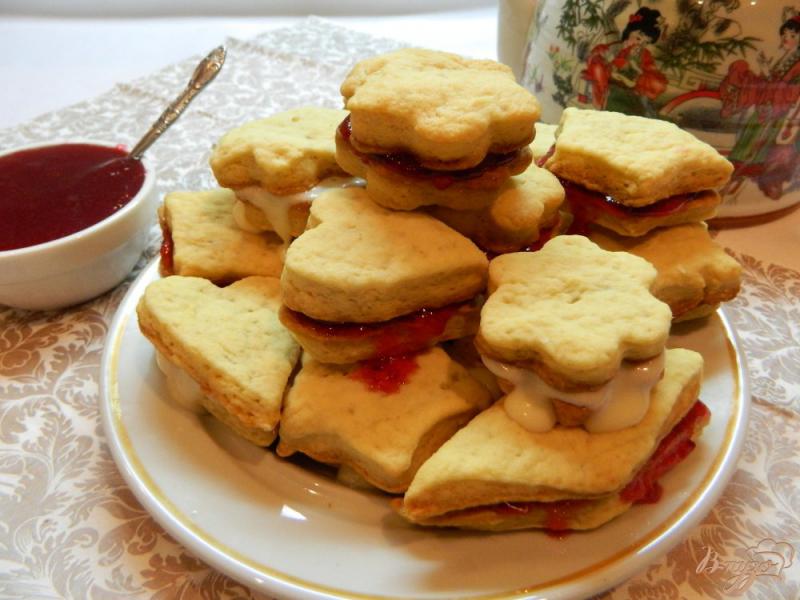 Фото приготовление рецепта: Фигурное печенье с кремовой и ягодной прослойкой шаг №12