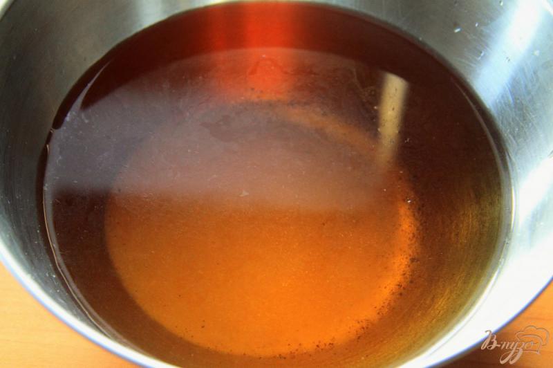 Фото приготовление рецепта: Постные блины на черном чае шаг №2