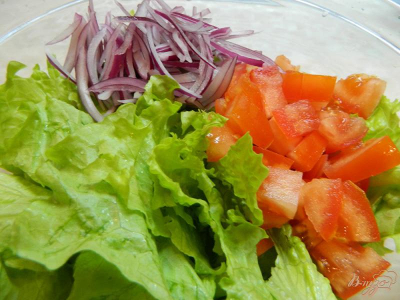 Фото приготовление рецепта: Зеленый салат с яйцами и сухариками шаг №4