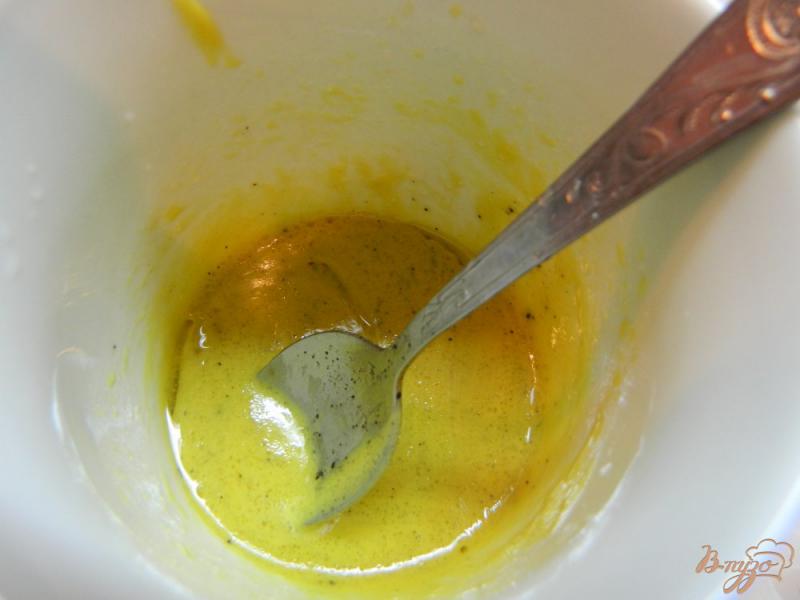 Фото приготовление рецепта: Зеленый салат с яйцами и сухариками шаг №5
