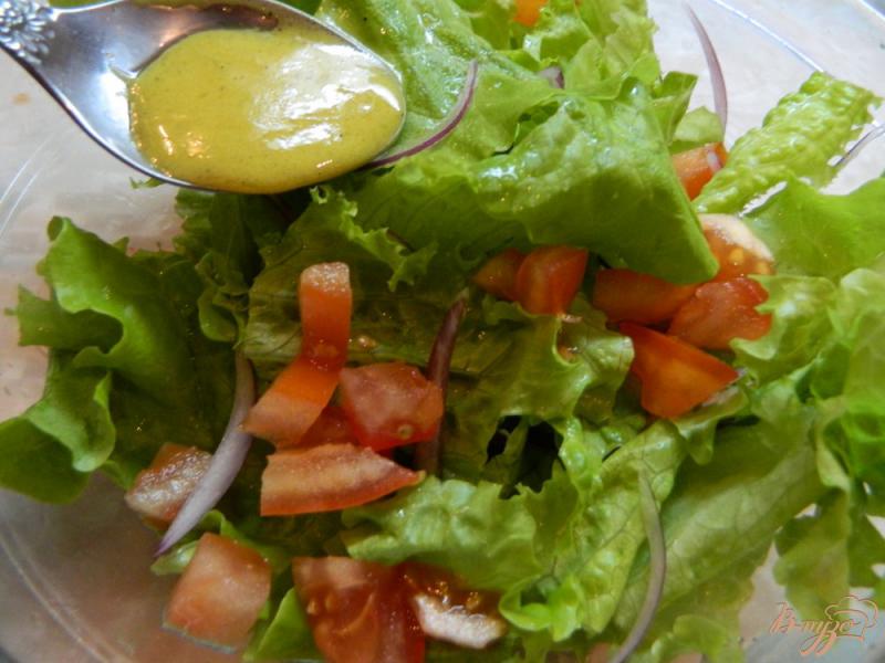 Фото приготовление рецепта: Зеленый салат с яйцами и сухариками шаг №6