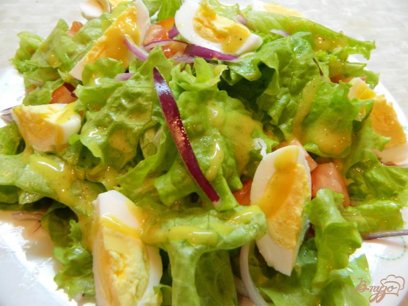 Фото приготовление рецепта: Зеленый салат с яйцами и сухариками шаг №7