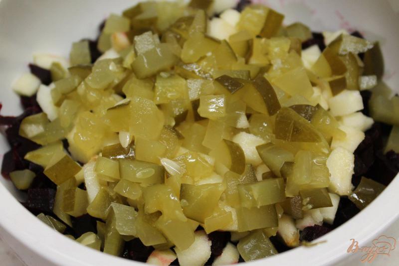 Фото приготовление рецепта: Салат из печеной свеклы с огурцом, чесноком и яблоком шаг №4