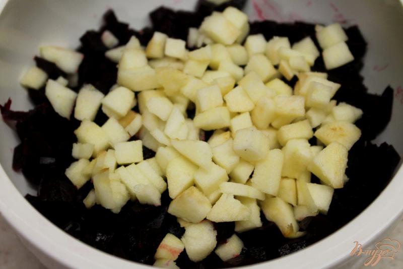 Фото приготовление рецепта: Салат из печеной свеклы с огурцом, чесноком и яблоком шаг №3