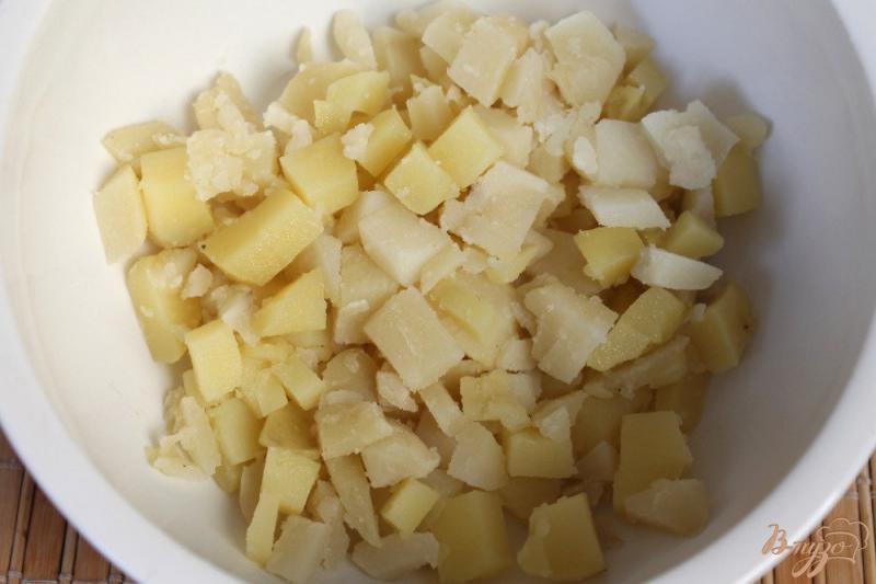 Фото приготовление рецепта: Салат с шампиньонами, огурцом и картофелем шаг №2