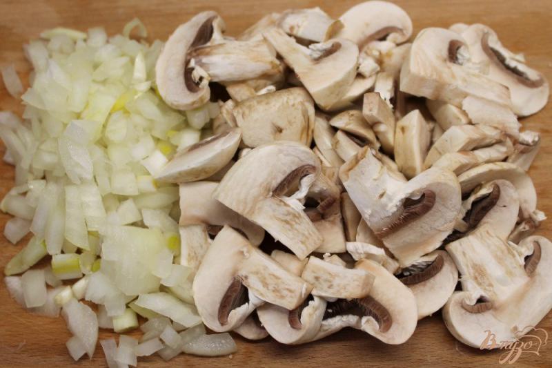 Фото приготовление рецепта: Салат с шампиньонами, огурцом и картофелем шаг №1