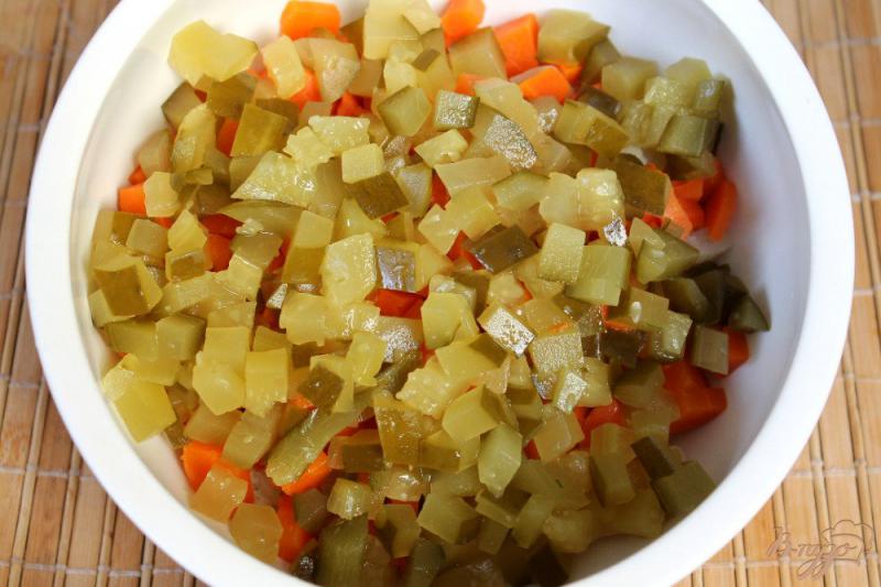 Фото приготовление рецепта: Салат с шампиньонами, огурцом и картофелем шаг №4