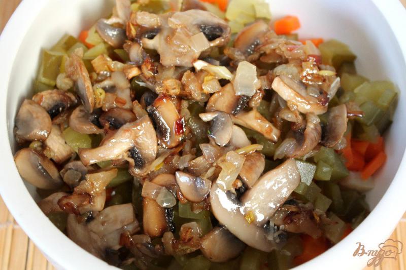 Фото приготовление рецепта: Салат с шампиньонами, огурцом и картофелем шаг №5