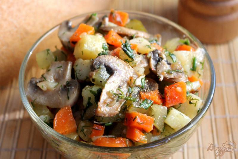 Фото приготовление рецепта: Салат с шампиньонами, огурцом и картофелем шаг №7