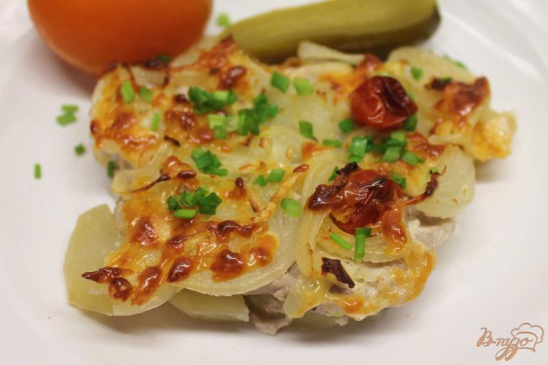 Фото приготовление рецепта: Отбивные с картофелем и сыром, приготовленные в духовке шаг №6