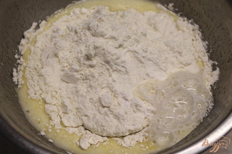 Фото приготовление рецепта: Пирог с повидлом из кизила и сливы шаг №3
