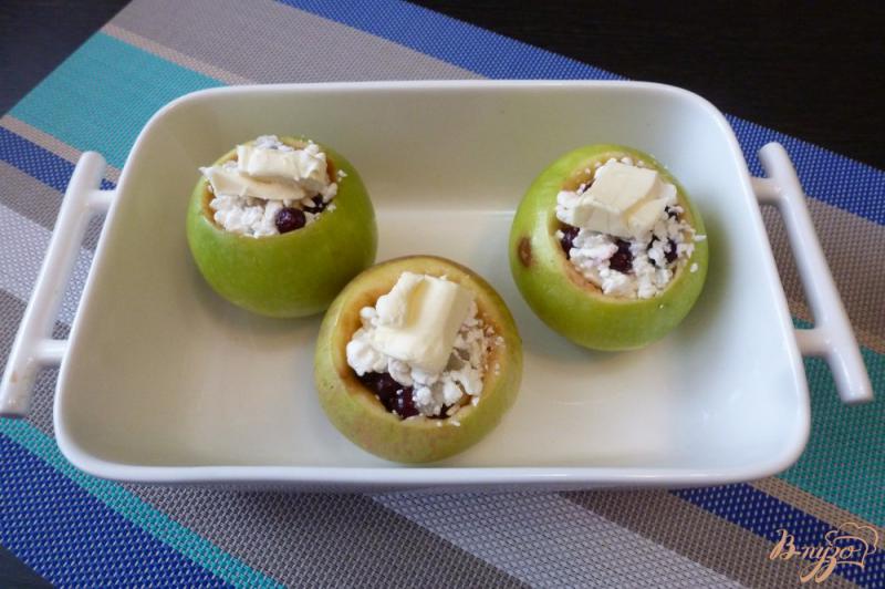Фото приготовление рецепта: Запеченные яблоки с творогом и брусникой шаг №3