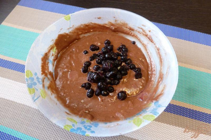 Фото приготовление рецепта: Шоколадный пирог с черникой шаг №2