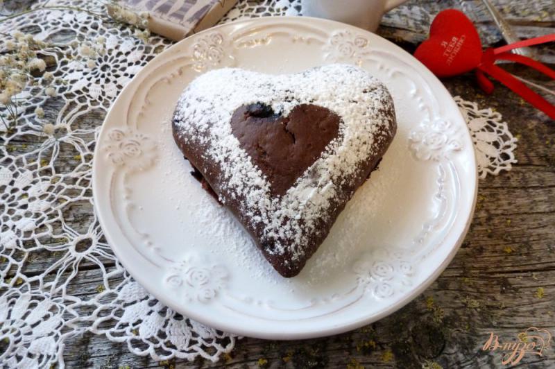 Фото приготовление рецепта: Шоколадный пирог с черникой шаг №4