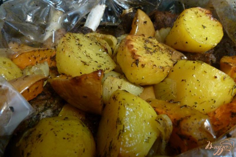 Фото приготовление рецепта: Свиные ребрышки,запеченные с картофелем и тыквой в рукаве шаг №4