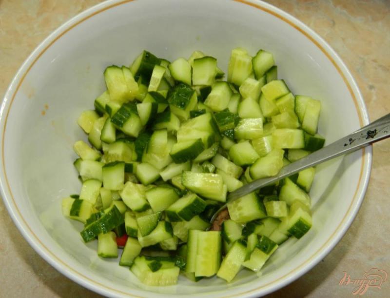 Фото приготовление рецепта: Салат с тунцом и помидорами шаг №2