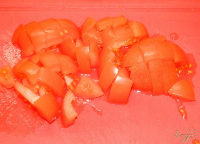 Фото приготовление рецепта: Салат с тунцом и помидорами шаг №3