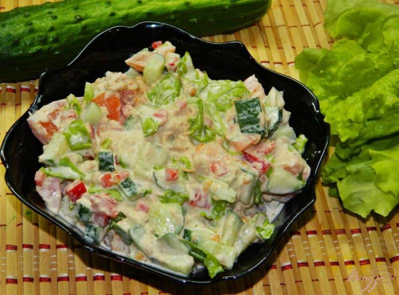 Фото приготовление рецепта: Салат с тунцом и помидорами шаг №5