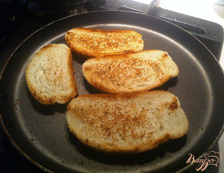 Фото приготовление рецепта: Бутерброды с киви и чесночной заправкой шаг №5