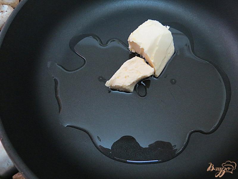 Фото приготовление рецепта: Грибы в сметанном соусе с сыром шаг №3