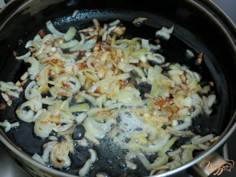 Фото приготовление рецепта: Грибы в сметанном соусе с сыром шаг №4