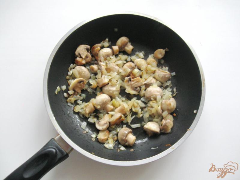 Фото приготовление рецепта: Макароны по-флотски с грибами и курицей шаг №3
