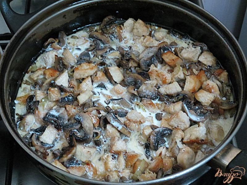 Фото приготовление рецепта: Жульен с грибами и куриным филе шаг №7