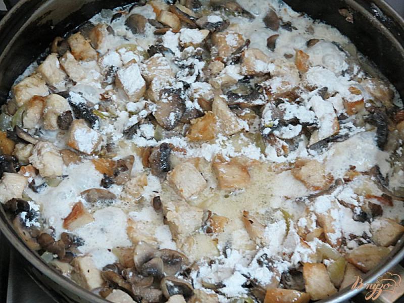 Фото приготовление рецепта: Жульен с грибами и куриным филе шаг №8