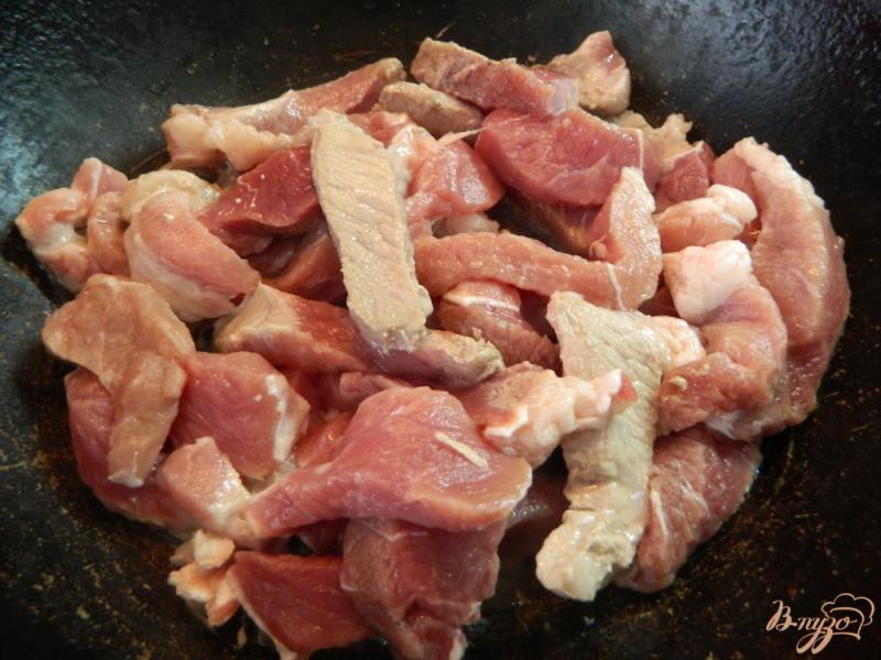 Фото приготовление рецепта: Тушеная свинина с овощами шаг №2