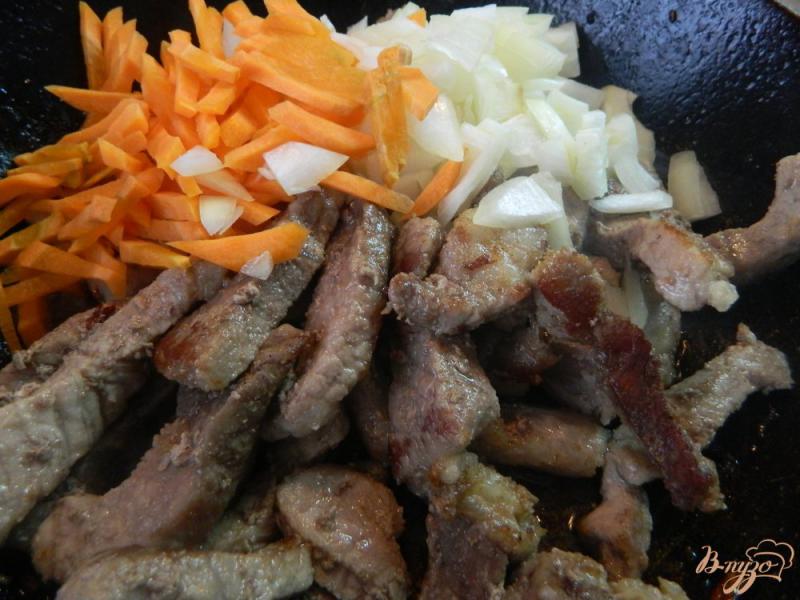 Фото приготовление рецепта: Тушеная свинина с овощами шаг №4